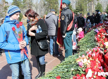 19 гвардейская стрелковая дивизия. Возложение цветов к мемориалу в Лагерном саду