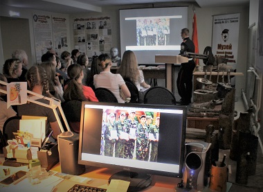 Рассказ о работе поисковых отрядов в музее школы 32 города Томска